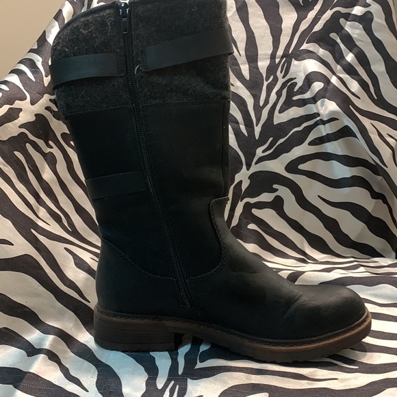 Rieker ladiea size 7 leather boot with buckles lined with Sheppa wool. - Picture 3 of 8